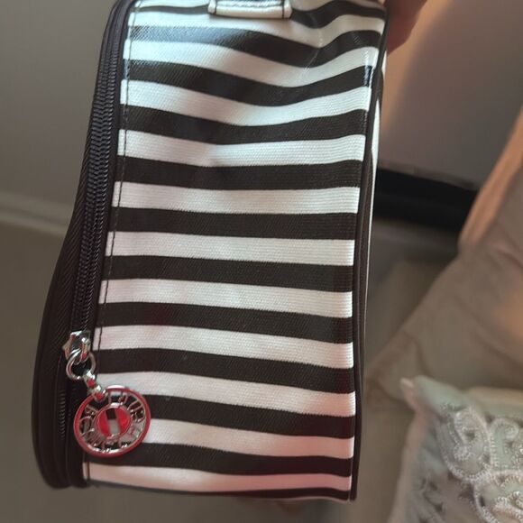 Henri Bendel, Centennial, straight make up case. - Picture 7 of 10